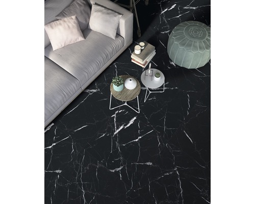 Wohnzimmer mit Sofa, Tisch und Bodenfliesen in Marmoroptik