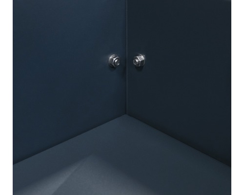 Detailansicht einer Ecke mit zwei Befestigungsschrauben