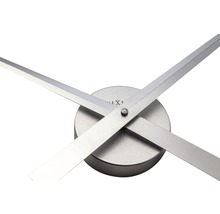 Detailaufnahme einer Uhr mit Zeigern