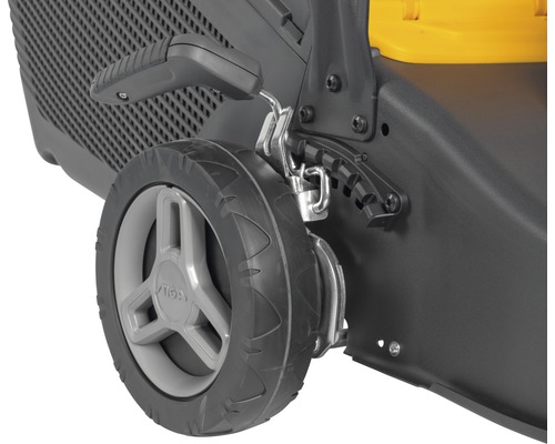 Detailaufnahme eines Rasenmähers mit Rad und Höhenverstellung