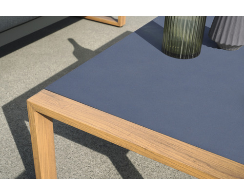 Detailansicht eines Gartentisches mit Holzgestell und Tischplatte