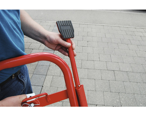 Bediener betätigt eine Parkplatzsperre aus Stahl.