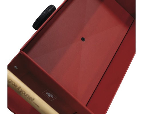 Detailansicht eines roten Bollerwagens mit Griff und Rad