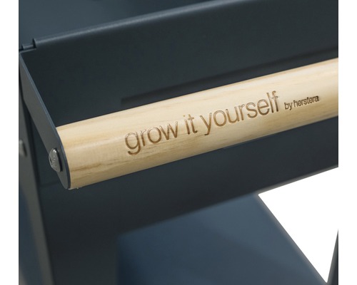 Detailansicht einer Transportkarre mit Holzgriff und der Aufschrift grow it yourself.