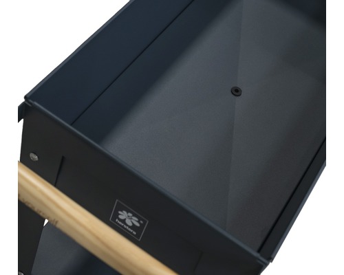 Detailansicht eines Werkzeugwagens mit Holzgriff und Herstera Logo.