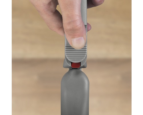 Hand betätigt einen grauen Stiel mit rotem Knopf