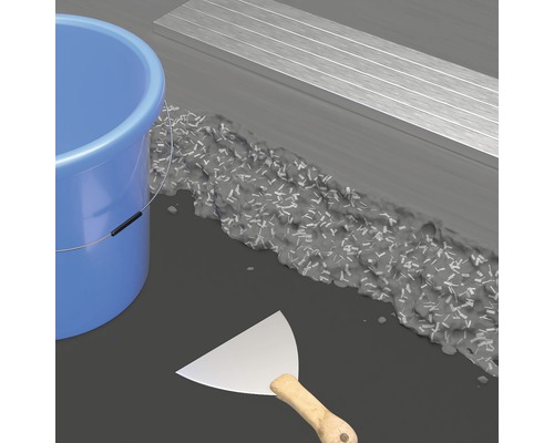 Darstellung einer Bodensanierung mit Spachtelmasse, Eimer und Spachtel