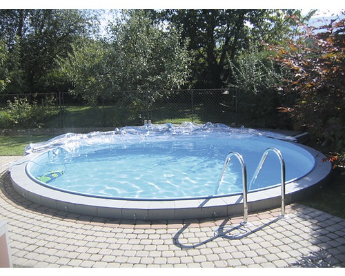 Runder Pool mit Abdeckung und Leiter im Garten