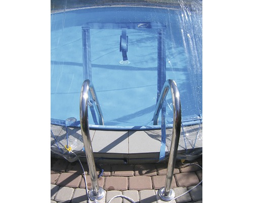 Schwimmbad mit Poolleiter und Poolüberdachung
