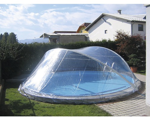 Schwimmbadabdeckung über einem runden Pool im Garten