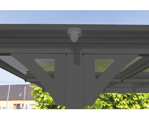 Detailansicht einer Terrassenüberdachung mit Beleuchtung und Stahlträgern