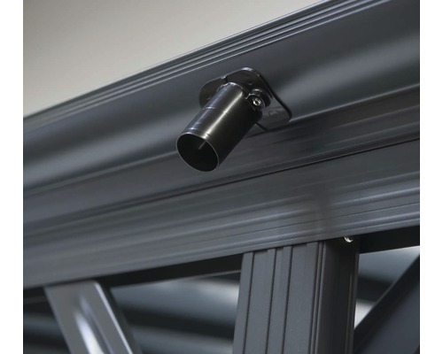 Detailaufnahme eines schwarzen Strahlers an einer Überdachung