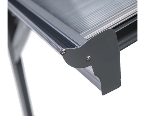 Detailansicht einer Terrassenüberdachung mit Aluminiumrahmen und Polycarbonatplatten