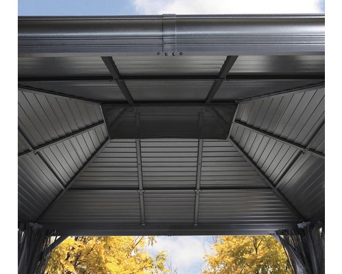 Innenansicht eines Pavillons mit Metalldachkonstruktion