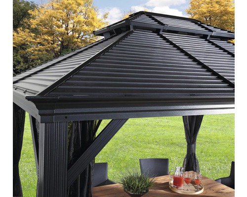 Detailansicht eines Pavillons mit Metalldach, Stützpfosten und Vorhängen