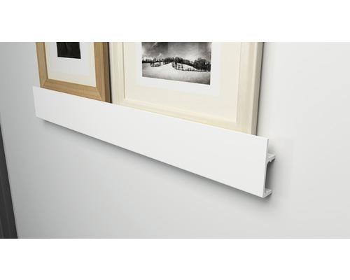 Wandleiste mit zwei Bilderrahmen an einer Wand
