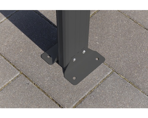 Detailansicht eines Pavillonfußes mit Montageplatte auf Pflastersteinen.