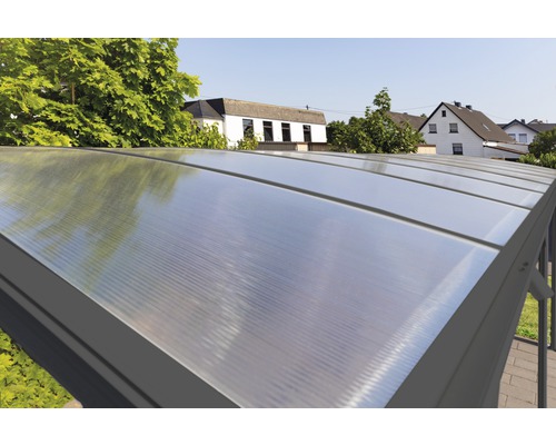 Nahaufnahme eines Carport-Daches aus Polycarbonatplatten