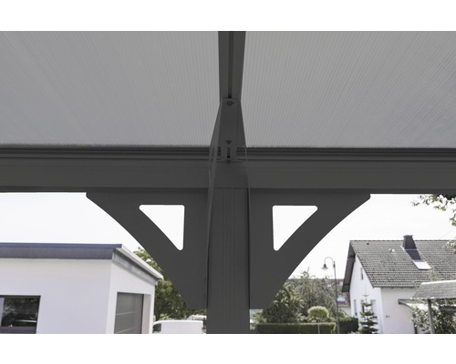 Detailansicht einer Terrassenüberdachung mit Stützpfosten und Dachplatten