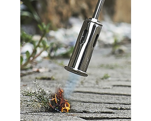 Unkrautbrenner im Einsatz gegen Unkraut