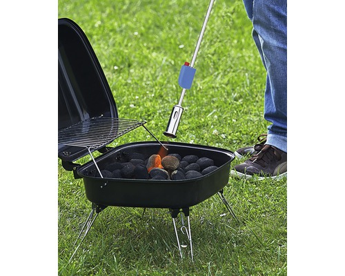 Anzünden von Holzkohle in einem Holzkohlegrill mit einem Gasbrenner