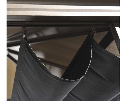 Detailansicht eines Pavillons mit Textilvorhängen an einer Schiene