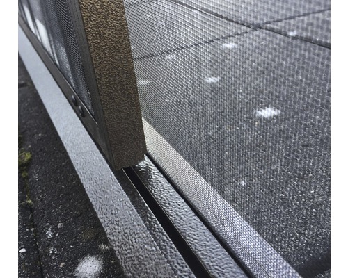 Detailansicht eines Insektenschutzgitters mit Rahmen und Führungsschiene.