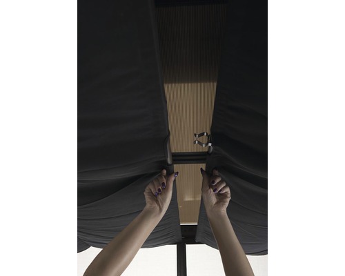 Detailansicht eines Pavillons mit Vorhängen und Befestigungsclips