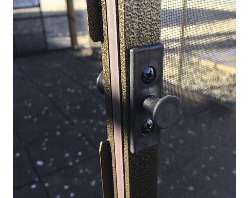 Detailansicht eines schwarzen Drehriegelverschlusses an einem Insektenschutzgitter