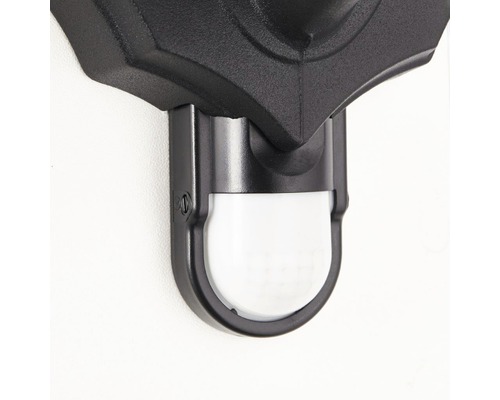 Detailansicht einer schwarzen Außenleuchte mit Bewegungsmelder.