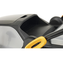 Detailansicht eines Rasenmähers mit Fokus auf den Grasfangkorb und den Griff