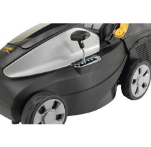 Detailansicht eines Rasenmähers mit Geschwindigkeitsregler und Rädern