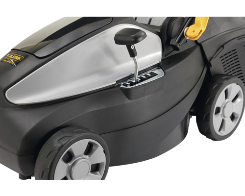 Detailansicht eines Rasenmähers mit Geschwindigkeitsregler und Rädern