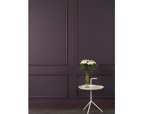Wandgestaltung mit Zierleisten und weißem Beistelltisch mit Blumenvase
