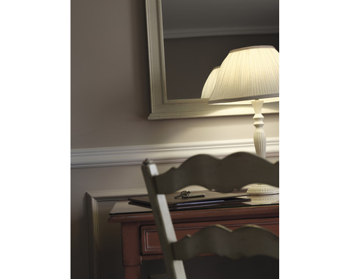 Szene mit einem Tisch, einem Spiegel und einer Lampe.