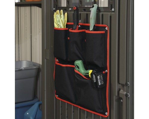Werkzeugtasche mit Gartengeräten zur Aufbewahrung an der Wand