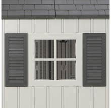 Detailansicht eines Gartenhauses mit Fenster und Fensterläden.