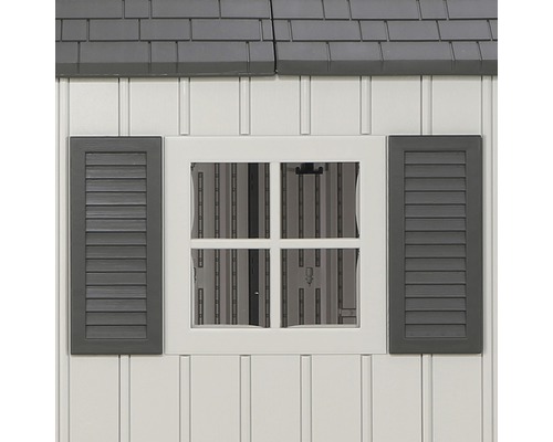 Detailansicht eines Gartenhauses mit Fenster und Fensterläden.