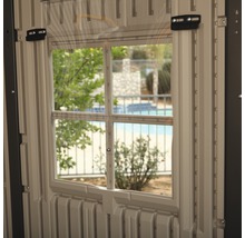 Fenster in einem Gartenhaus zur Belüftung und für Tageslicht