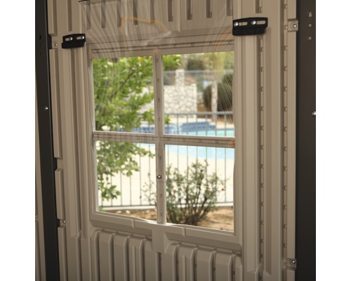 Fenster in einem Gartenhaus zur Belüftung und für Tageslicht
