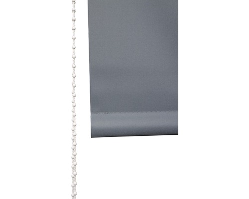 Graues Rollo mit Perlenkette