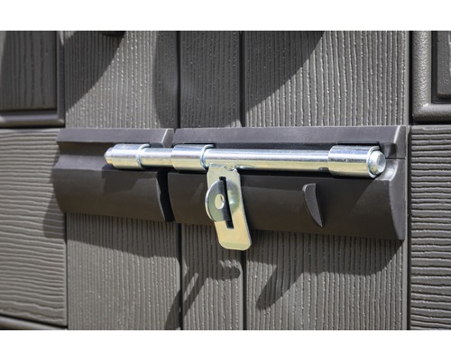 Türriegel an einem Gerätehaus