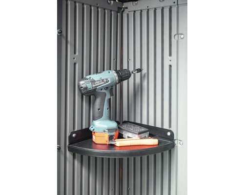 Akkuschrauber, Cutter und Bit-Set auf einem Regal in einem Geräteschrank