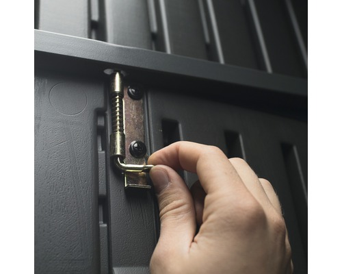 Detailaufnahme eines Handriegels an einem Gerätehaus