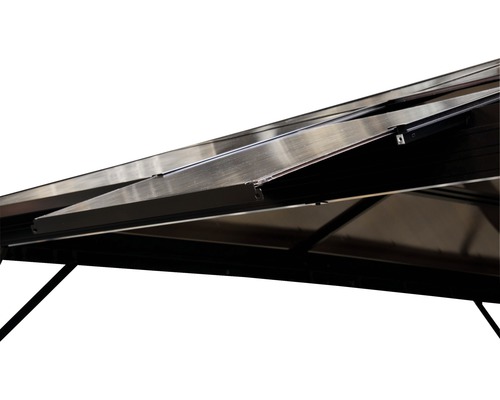 Detailaufnahme eines Pavillons mit geöffnetem Dachfenster zur Belüftung