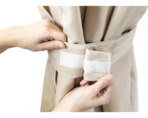 Nahaufnahme eines beigen Markisenstoffes, der mit Klettverschluss befestigt wird.