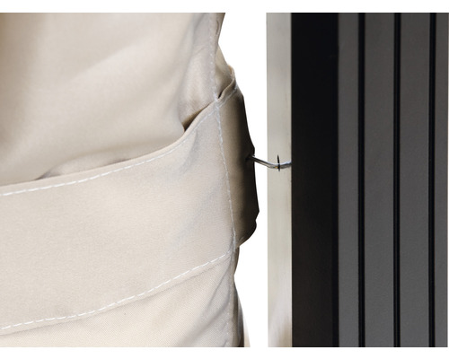 Detailaufnahme eines Stoffes mit Haken zur Befestigung