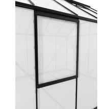 Nahaufnahme eines Gewächshauses mit Fenster zur Belüftung.