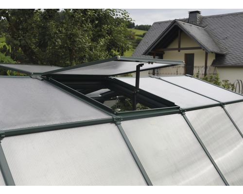 Gewächshausdach mit geöffnetem Fenster zur Belüftung