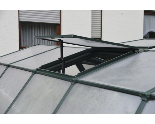 Detailansicht eines Gewächshauses mit geöffnetem Dachfenster